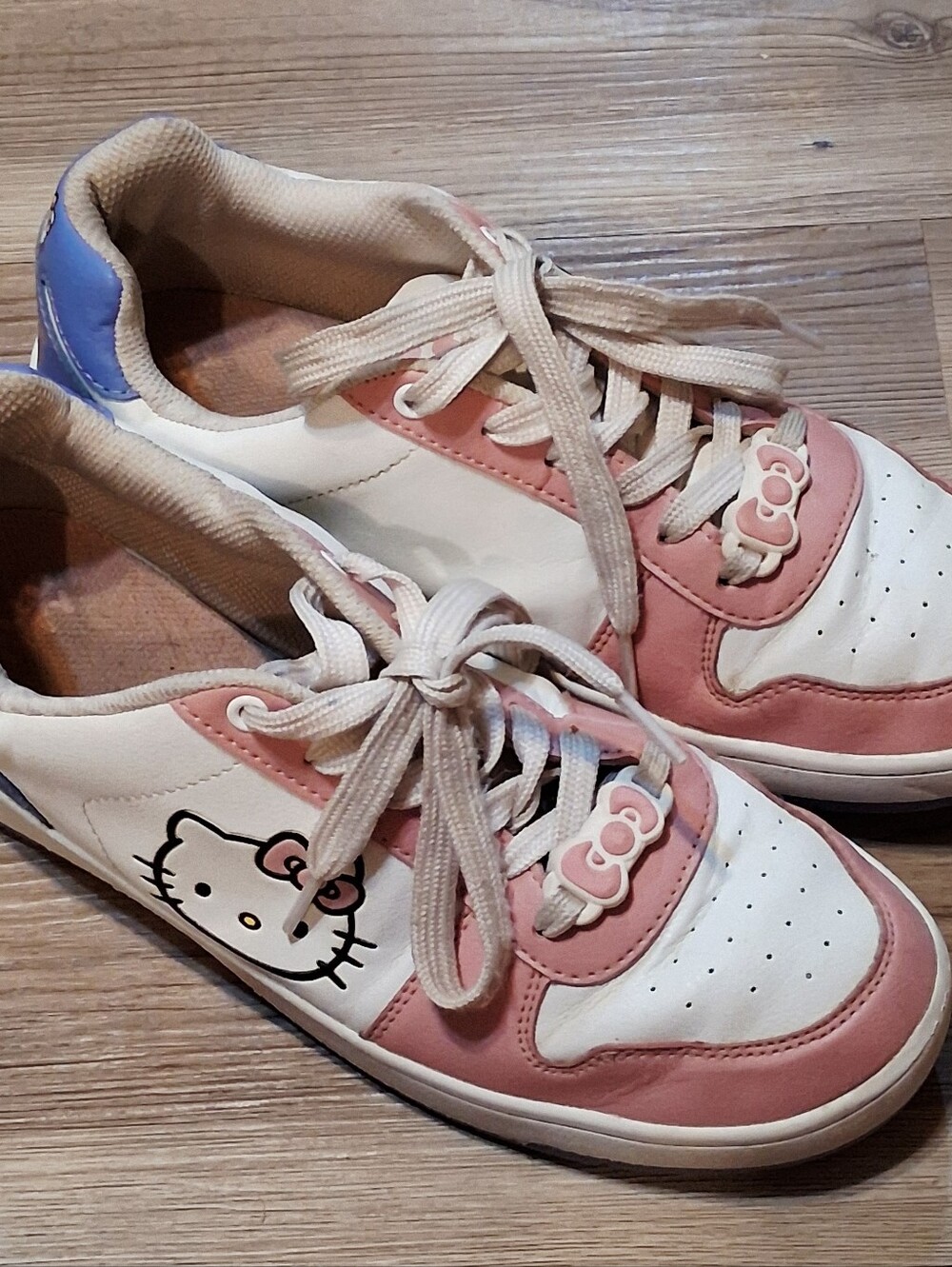 Women’s Size 11 Hello Kitty Low Top Sneakers ~ Sanrio Pink White Accent
